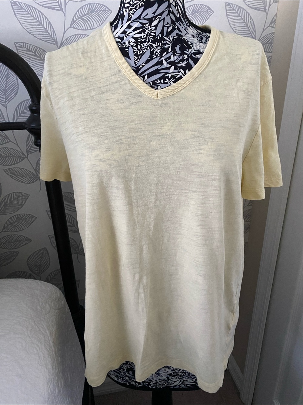 Banana Republic butter yellow “Vintage Tee” 100% cotton size L